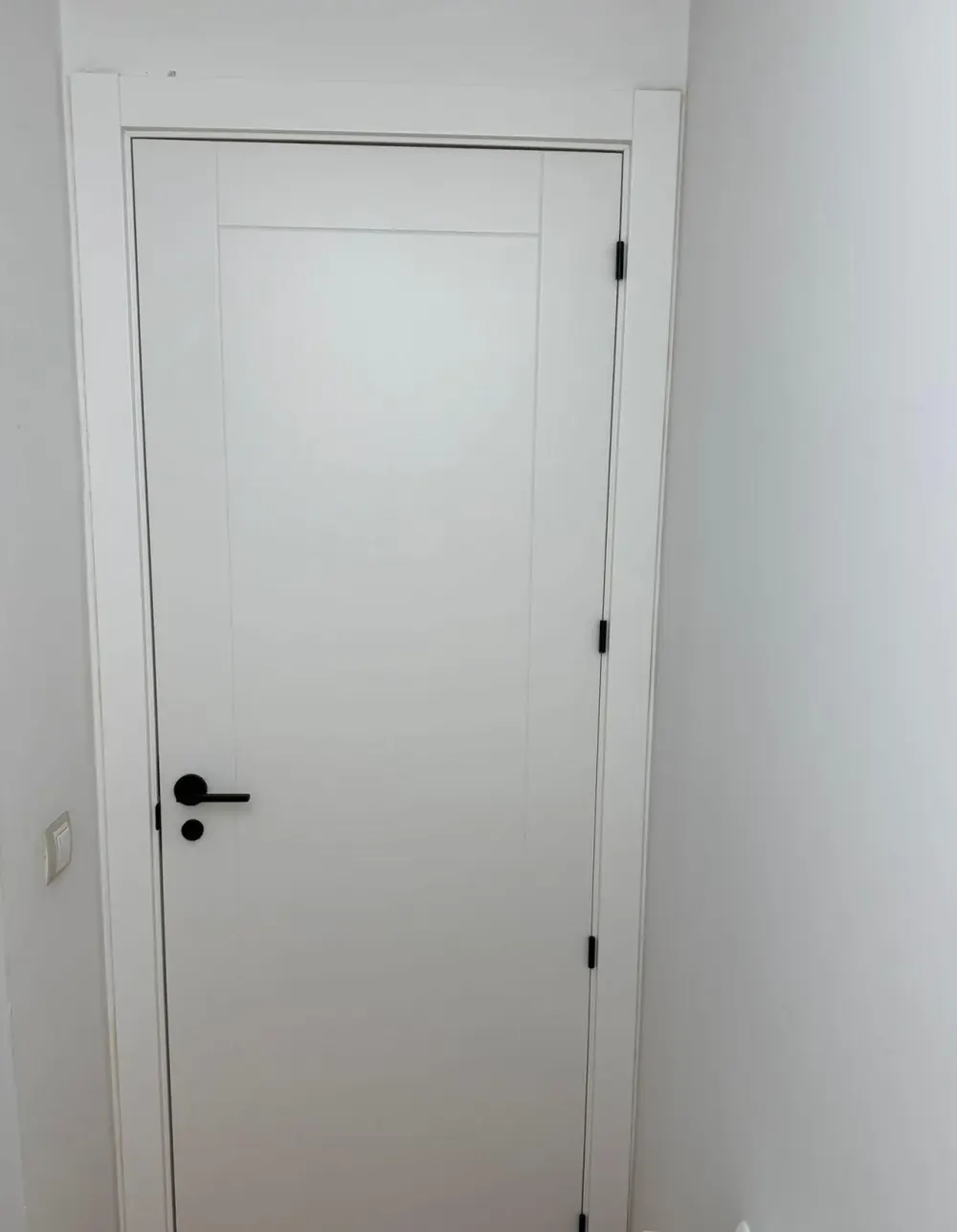 Puerta lacada en blanco montada en una vivienda