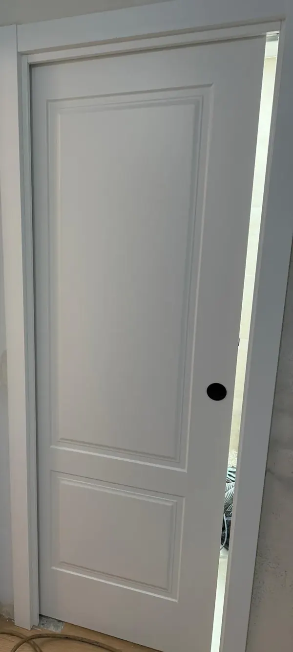 Puerta corredera lacada con plafones y tirador redondo