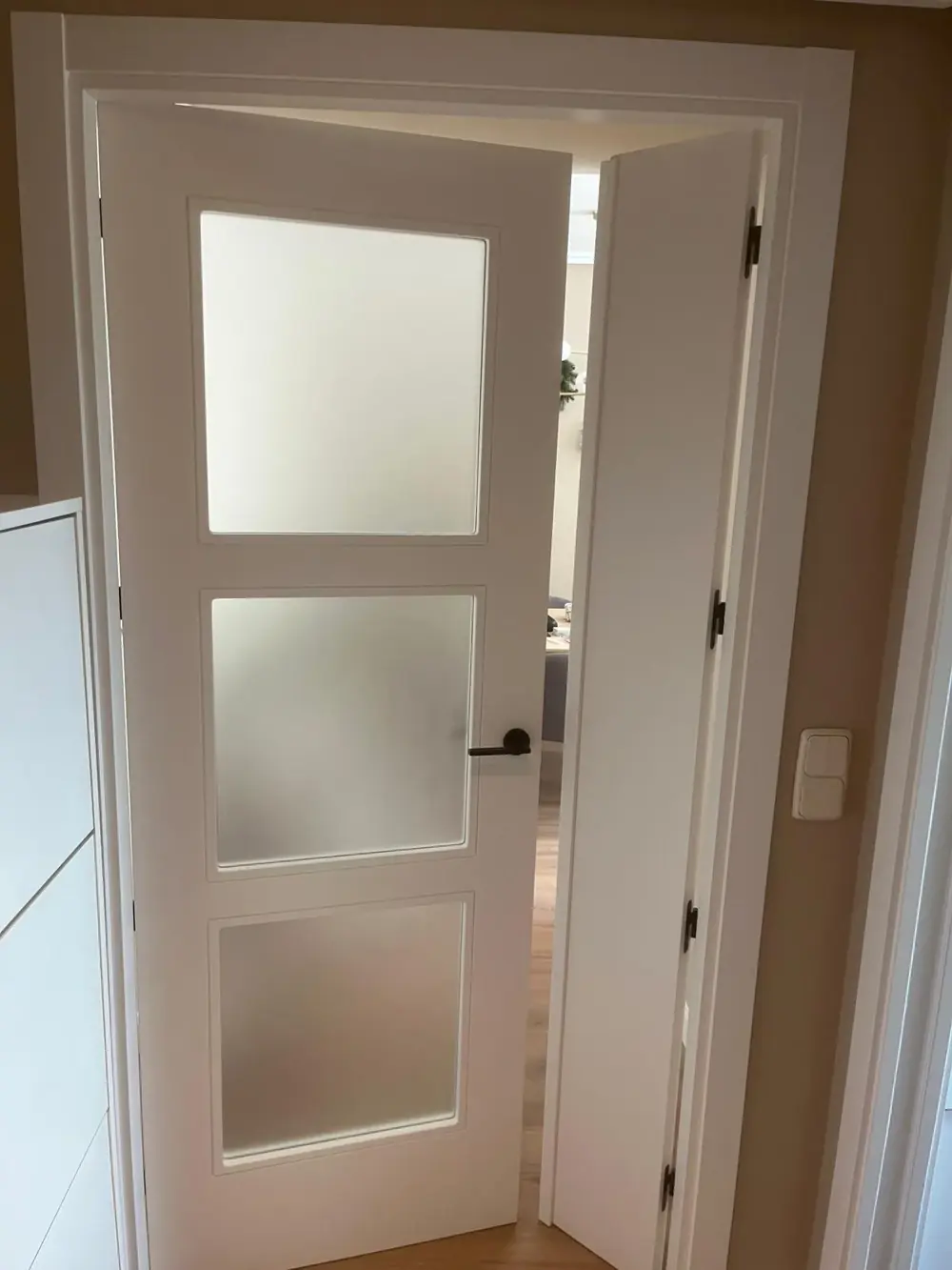 Puerta lacada con cristalera